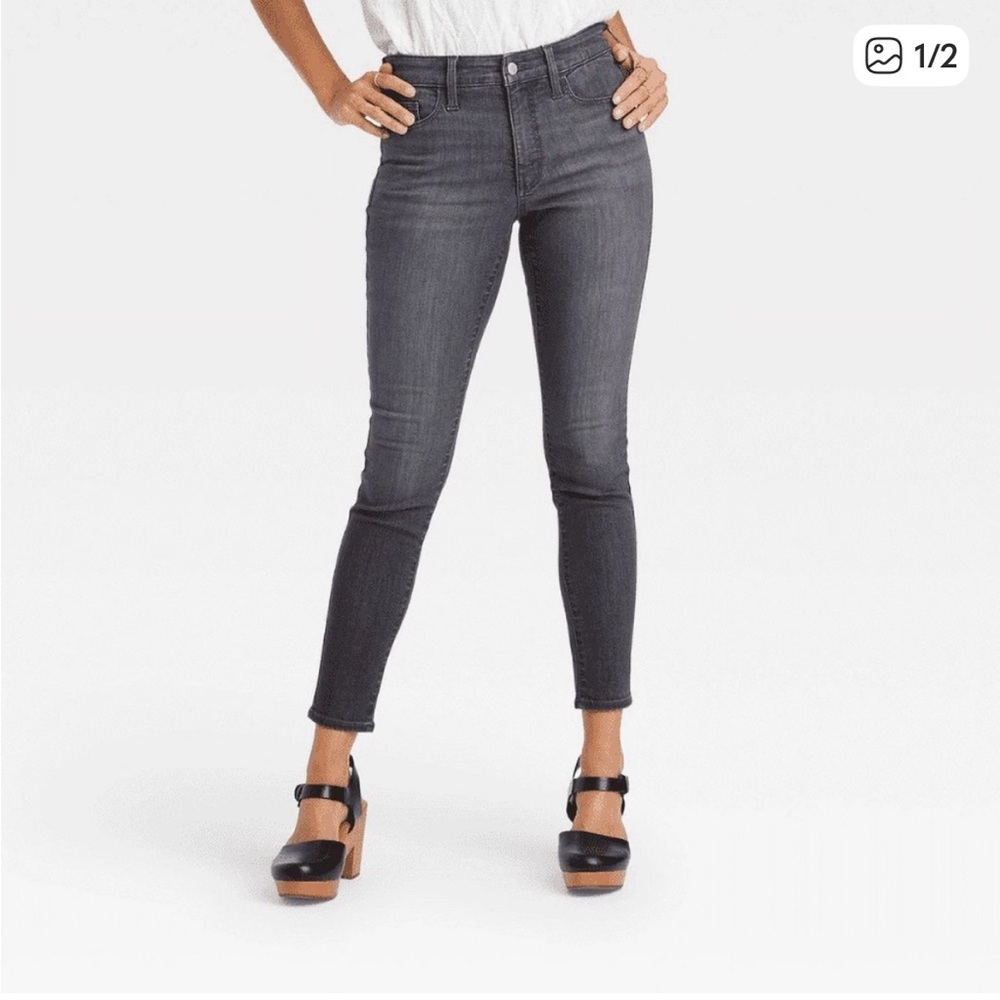 Universal Thread Women's High-Rise Jeans - Dark Gray